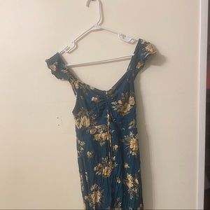 Super cute maxi dress perfect for summer or fall